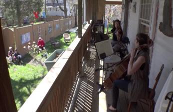 Konser pekarangan rumah di masa pandemi corona.