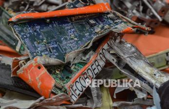 Kotak perekam suara kokpit atau Cockpit Voice Recorder (CVR) ditampilkan usai ditemukan saat operasi SAR pesawat Sriwijaya Air nomor penerbangan SJ 182 di perairan Kepulauan Seribu, Jakarta, Jumat (15/1/2021). Panglima Koarmada I Laksmana Muda TNI AL Abdul Rasyid mengatakan tim SAR masih melakukan pencarian memori dari CVR tersebut karena telah terpisah dari underwater locator beacon.