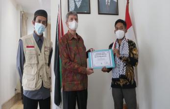 Lembaga Kemanusiaan International Networking for Humanitarian (INH) menggandeng Kedutaan Besar (Kedubes) Palestina di Jakarta untuk menyerahkan donasi bantuan kemanusiaan korba perang di Palestina. Bantuan senilai Rp 100 juta ini merupakan hasil penggalangan dana aksi kemanusiaan sejak terjadinya agresi militer Israel di Jalur Gaza, Palestina. 