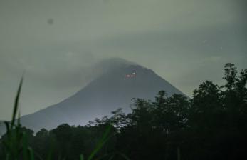 Gunung Merapi Luncurkan Awan Panas Guguran Tiga Kali ke Barat Daya