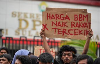 Mahasiswa berunjuk rasa di depan Gedung DPRD Sulawesi Tenggara di Kendari, Sulawesi Tenggara, Selasa (6/9/2022). Mahasiswa yang tergabung Keluarga Besar BEM Universitas Haluoleo berunjukrasa menolak kebijakan pemerintah menaikkan harga BBM. 