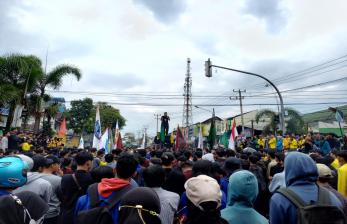 Massa aksi menutup akses jalan di Simpang Jati Kota Tasikmalaya, Kamis (8/9/2022). Massa yang terdiri dari berbagai elemen masyarakat itu menolak kenaikan harga BBM. 