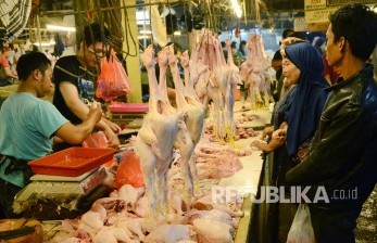 Masyarakat membeli daging ayam menjelang Ramadhan, di Pasar Kosambi, Kota Bandung, Ahad (5/6). (Republika/Edi Yusuf).