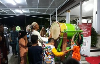 Masyarakat melaksanakan takbiran di masjid. ilustrasi