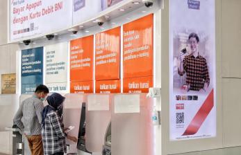 Mau transaksi cek saldo dan tarik tunai berbiaya hemat namun tetap dapat memanfaatkan canggihnya channel elektronik milik bank - bank BUMN? Bisa banget.  Caranya. Manfaatkan jaringan mesin ATM dari bank penerbit kartu debit atau kartu ATM - nya. Cek saldo atau tarik tunai yang menggunakan kartu debit dari bank yang sama dengan mesin ATM - nya akan tetap bebas biaya, alias gratis.     