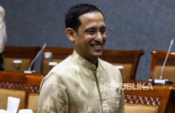 Mendikbud Nadiem Makarim bersiap mengikuti rapat kerja dengan Komisi X DPR di Kompleks Parlemen, Senayan, Jakarta, Kamis (20/2/2020).