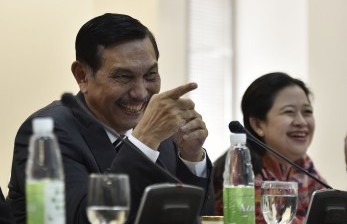 Menko bidang Kemaritiman Luhut Panjaitan (kiri) bersama Ketua DPR Puan Maharani (kanan). Pembatalan PPKM Level 3 selama periode Nataru yang diumumkan pemerintah lewat Luhut diapresiasi pengamat sampai legislator, salah satunya Puan Maharani.
