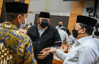 Menteri Agama Yaqut Cholil Qoumas (tengah) berbincang bersama bersama Wakil Menteri Agama Zainut Tauhid Sa'adi (kanan) dan Ketua Komisi VIII DPR Yandri Susanto (kiri) sebelum rapat kerja dengan Komisi VIII DPR di Kompleks Parlemen, Senayan, Jakarta, Senin (30/8/2021). Rapat kerja tersebut membahas refocussing kebijakan APBN tahun 2021.