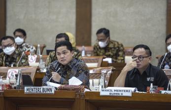 Menteri BUMN Erick Thohir (kiri) didampingi Wakil Menteri BUMN II Kartika Wirjoatmodjo (kanan) mengikuti rapat kerja dengan Komisi VI DPR di Kompleks Parlemen, Senayan, Jakarta. Menteri Badan Usaha Milik Negara (BUMN) Erick Thohir mengatakan kenaikan tarif Candi Borobudur yang dikelola PT Taman Wisata Candi Borobudur Prambanan Ratu Boko (Persero) atau TWC memerlukan sinkronisasi antarkementerian dan pihak terkait yang lain.