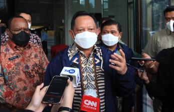 Menteri Dalam Negeri Tito Karnavian (tengah).