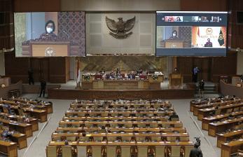 Menteri Keuangan Sri Mulyani Indrawati menyampaikan pandangan pemerintah pada Rapat Paripurna DPR RI Ke-23 Masa Persidangan V Tahun Sidang 2020-2021 di Gedung Nusantara II, Senayan, Jakarta, Kamis (15/7/2021). Rapat tersebut beragendakan penyampaian RUU tentang pertanggungjawaban atas pelaksanaan APBN tahun anggaran 2020 oleh pemerintah. 