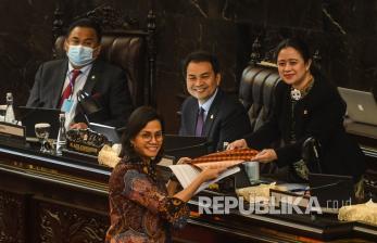 Menteri Keuangan Sri Mulyani (kedua kiri) memberikan dokumen tanggapan pemerintah kepada Ketua DPR Puan Maharani (kanan) yang disaksikan Wakil Ketua DPR Aziz Syamsuddin (kedua kanan) dan Rachmad Gobel (kiri) pada rapat paripurna DPR di kompleks Parlemen, Jakarta, Kamis (18/6/2020). Rapat tersebut beragendakan mendengarkan tanggapan pemerintah terhadap pandangan Fraksi atas Kerangka Ekonomi Makro (KEM) dan Pokok-Pokok Kebijakan Fiskal (PPKF) RAPBN TA 2021.
