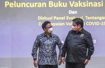 Menteri Koordinator Bidang Perekonomian Airlangga Hartarto (kanan) berbincang dengan Menteri Kesehatan Budi Gunadi Sadikin (kiri) saat mengikuti peluncuran buku Vaksinasi COVID-19 di Kantor Kemenko Perekonomian, Jakarta, Kamis (11/8/2022). Menko Bidang Perekonomian Airlangga Hartarto meluncurkan buku terkait penanganan dan vaksinasi COVID-19 yang merekam berbagai kebijakan pemerintah selama lebih dari dua tahun pandemi COVID-19 di Indonesia. 