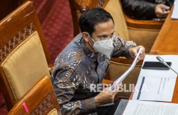 Menteri Pendidikan dan Kebudayaan Nadiem Makarim mengikuti rapat kerja dengan Komisi X DPR di Kompleks Parlemen, Senayan, Jakarta, Senin (22/3/2021). Rapat tersebut membahas terkait penjelasan Ketua Komisi X DPR dan pandangan pemerintah terhadap RUU tentang Praktik Psikologi. 