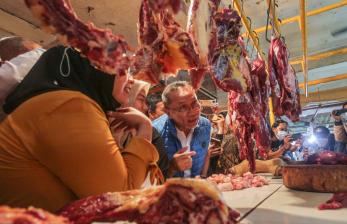 Menteri Perdagangan Zulkifli Hasan (tengah) berbincang dengan pedagang saat meninjau harga bahan pokok di Pasar Cibinong, Kabupaten Bogor, Jawa Barat, Jumat (22/7/2022). Kunjungan kerja tersebut dilakukan untuk melihat dan memantau langsung harga bahan pokok dan minyak goreng, menurutnya harga kebutuhan pokok berangsur kembali normal di pasar tradisional. 