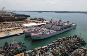 Menteri Pertahanan (Menhan) Prabowo Subianto pada Selasa (26/10) menyerahkan dua Kapal Perang jenis Angkut Tank AT-8 dan AT-9 pesanan Kementerian Pertahanan (Kemhan) yang diproduksi oleh Industri Pertahanan (Indhan) dalam negeri PT Bandar Abadi (Ship Builders and Dry-Docks). Kementerian Badan Usaha Milik Negara (KBUMN) menargetkan pembentukan holding BUMN industri pertahanan dapat terealisasi dalam waktu dekat. 