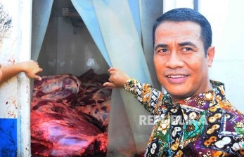 Menteri Pertanian, Amran Sulaiman memeriksa daging sapi saat pembukaan Toko Tani Indonesia (TTI) di kawasan Pasar Minggu, Jakarta, Rabu (15/6).  (Republika/ Agung Supriyanto)