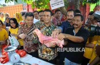 Menteri Pertanian, Amran Sulaiman (tengah) memeriksa daging sapi saat pembukaan Toko Tani Indonesia (TTI) di kawasan Pasar Minggu, Jakarta, Rabu (15/6).  (Republika/ Agung Supriyanto)