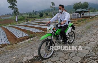 Anggota Komisi VI DPR RI dari Fraksi Partai Gerindra, Andre Rosiade mendukung penuh upaya Kementerian Pertanian (Kementan) dalam memperkuat ketahanan pangan nasional. Terutama dalam menghadapi tantangan global yang semakin komplek akibat berbagai hal. Salah satunya perang senjata antara Rusia dan Ukraina.    Tampak Menteri Pertanian Syahrul Yasin Limpo mengendarai sepeda motor trail saat mengunjungi kawasan pertanian Food Estate di lereng gunung Sindoro Desa Bansari, Temanggung, Jawa Tengah, Kamis (18/11/2021). 
