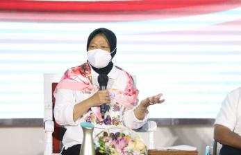 Menteri Sosial Tri Rismaharini (kedua dari kiri) dalam acara peringatan Hari Disabilitas Internasional 2021 di kantor Kementerian Sosial, Jakarta, Rabu (1/12).