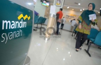 Merger Bank Umum Syariah: Petugas melayani nasabah di Bank Syariah Mandiri, Jakarta, (ilustrasi). DPR mendukung rencana merger bank syariah yang digagas Menteri BUMN Erick Thohir.