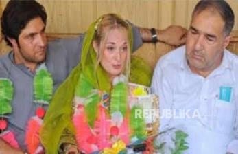 Kenalan di FB, Wanita Amerika Pergi ke Pakistan Untuk Menikah dan Masuk Islam 