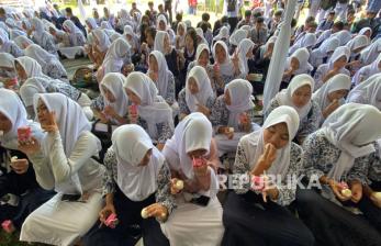 Momen Ribuan Siswa di Bandung Barat Minum Susu dan Makan Telur Bareng Jeje Govinda