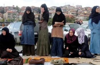 Komunitas Muslim Kosovo Tolak Aturan Larangan JIlbab di Sekolah