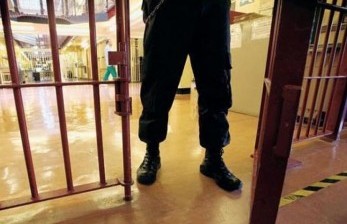 Napi bebas - ilustrasi. Komisi III DPR minta Menkumham keluarkan terobosan soal lapas.