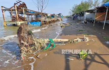 Obyek Wisata Pantai Karangsong Hancur Akibat Rob dan Abrasi