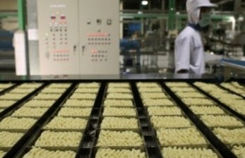 Komisi VI DPR RI meminta menteri-menteri tidak membuat bingung rakyat akibat perbedaan pendapat. Ini menyusul isu kenaikan harga mi instan hingga tiga kali lipat buntut kesulitan pasokan gandum dunia.  Tampak suasana pabrik mie instan