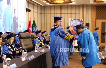 Wisuda UBSI, Pesta Toga Penuh Drama: 3 Ketukan Palu, 1 Lemparan Toga, dan Tangis Bahagia