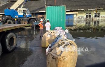 Pagar Blok Pelabuhan Tanjung Emas Semarang Jebol Akibat Cuaca Ekstrem