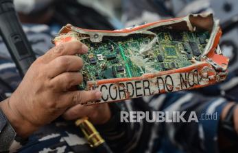 Panglima Koarmada I Laksmana Muda TNI AL Abdul Rasyid menunjukan kepada media kotak penyimpanan memori dari perekam suara kokpit atau Cockpit Voice Recorder (CVR) hasil pencarian saat operasi SAR pesawat Sriwijaya Air nomor penerbangan SJ 182 di perairan Kepulauan Seribu, Jakarta, Jumat (15/1/2021). Panglima Koarmada I Laksmana Muda TNI AL Abdul Rasyid mengatakan tim SAR masih melakukan pencarian memori dari CVR tersebut karena telah terpisah dari 