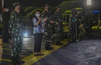 Panglima TNI Marsekal Hadi Tjahjanto (kiri) bersama Menteri Luar Negeri Retno Marsudi (kedua kiri) menyaksikan warga negara Indonesia (WNI) yang dievakuasi dari Afghanistan saat mendarat di Bandara Halim Perdanakusuma, Jakarta, Sabtu (21/8/2021) dini hari. Pemerintah Indonesia berhasil mengevakuasi 26 WNI untuk keluar dari Afghanistan termasuk staf Kedutaan Besar Republik Indonesia (KBRI) di Kabul.