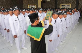 Para Kepala Desa terpilih mengucapkan sumpah jabatan saat proses pelantikan kepala desa serentak.