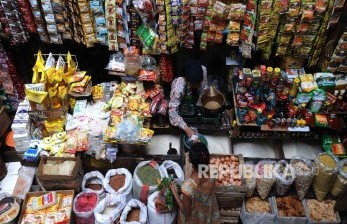  Pedagang melayani pembeli di toko Sembako pada salah satu pasar tradisional, Jakarta.