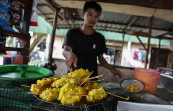 Pedagang menyiapkan makanan gorengan pada lapak dagangannya di Jalan Sisingamangaraja, Palangkaraya, Kalimantan Tengah, Sabtu (2/4/2022). Pemerintah akan menyalurkan bantuan langsung tunai (BLT) minyak goreng pada bulan April 2022 sebesar Rp300 ribu untuk 20,5 juta keluarga yang terdaftar dalam program bantuan pangan non-tunai (BPNT) dan keluarga harapan (PKH) serta kepada 2,5 juta pedagang kaki lima (PKL) yang berjualan makanan gorengan.
