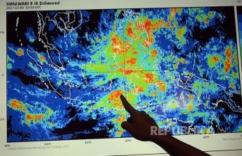 Pegawai Badan Meteorologi, Klimatologi, dan Geofisika (BMKG) menujukkan sirkulasi cuaca. Indonesia kemungkinan dilanda cuaca ekstrem hingga awal Januari 2023. (ilustrasi)
