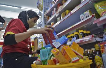 Pegawai mengumpulkan sejumlah obat sirup yang mengandung paracetamol pada salah satu minimarket di Kota Tangerang, Banten. Pemkot Tangerang menyediakan RS khusus untuk penanganan gagal ginjal akut anak.