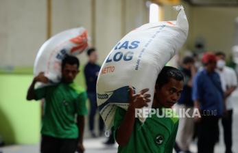 Pekerja melakukan bongkar muat karung berisi beras di Gudang Beras Food Station, Cipinang, Jakarta, Jumat (3/2/2023). 