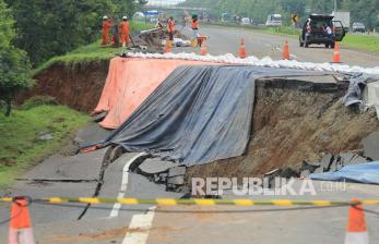 Pekerja memeriksa kondisi jalan tol yang ambles di ruas tol Cikopo-Palimanan (Cipali) KM 122, Kabupaten Subang, Jawa Barat, Rabu (10/2/2021). Kementerian Pekerjaan Umum dan Perumahan Rakyat (PUPR) dan Astra Tol Cipali akan melakukan percepatan penanganan amblesnya jalan di ruas tol Cipali KM 122 dengan membuat lajur sementara sepanjang 200 meter dengan perkiraan waktu pengerjaan selama 10 hari. 