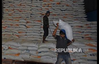 Pekerja mengangkut beras di Gudang Perum BULOG Serang, Banten, Jumat (18/6). Komisi IV DPR mempertanyakan Perum Bulog soal masuknya impor beras kurun waktu Januari-Juli 2021.