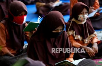 Pelajar SD Negeri 42 memakai seragam pramuka dilengkapi atribut kerudung (jilbab) saat mengikuti aktivitas belajar mengajar di Banda Aceh, Aceh, Jumat (5/2/2021). SKB Tiga Menteri dinilai berpotensi merusak pembagian kewenangan pusat dan daerah.