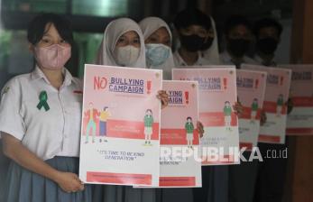 Pelajar SMA PGRI 3 Surabaya membawa poster saat kegiatan kampanye gerakan anti perundungan (bullying). (ilustrasi)