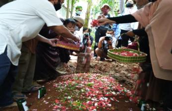 Pemakaman Ustaz Maaher at-Thuwailibi di Pondok Pesantren Darul Quran, Cipondoh, Kota Tangerang, Banten.