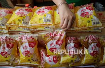 Pembeli mengambil minyak goreng kemasan murah, (ilustrasi). Anggota DPR meminta pemerintah daerah (pemda) tegas dalam penerapan Harga Eceran Tertinggi (HET) minyak goreng.