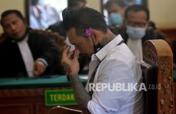 Penabuh drum grup musik Superman is Dead (SID) I Gede Ary Astina alias Jerinx menjalani sidang putusan di Pengadilan Negeri Denpasar, Bali, Kamis (19/11/2020). Majelis Hakim menjatuhkan vonis hukuman satu tahun dua bulan penjara dan denda 10 juta rupiah subsider satu bulan kurungan terhadap Jerinx karena dinilai bersalah dalam kasus ujaran kebencian dan pencemaran nama baik yang dilaporkan Ikatan Dokter Indonesia (IDI) Bali.
