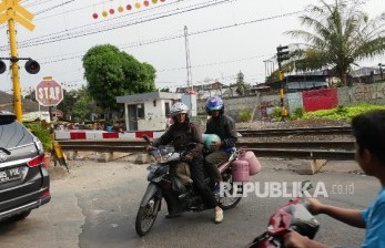 KAI Wanti-Wanti Soal Bahaya Terjebak Kemacetan di Tengah Perlintasan Kereta