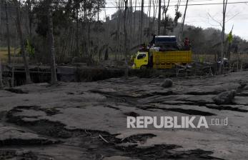 Pengungsi terdampak awan panas guguran (APG) Gunung Semeru mengangkut perabotan rumah tangga menggunakan truk di Curah Koboan, Lumajang, Jawa Timur, Jumat (10/12/2021). Pengungsi terdampak APG Gunung Semeru mulai kembali ke rumahnya untuk mengamankan sejumlah barang yang masih bisa dipergunakan dan saat ini sedikitnya 6.542 jiwa warga terdampak APG Gunung Semeru mengungsi yang tersebar di 121 titik pengungsian.